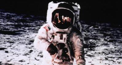 历史上的7月20日：月球上首次留下人类足迹