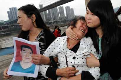 中国网事：&ldquo;的哥&rdquo;跳江救人失踪　网民自发&ldquo;向英雄致敬&rdquo;