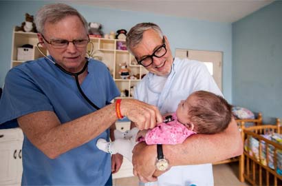 一对美国夫妇20年收治3000多名中国孤儿