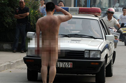 裸男當街逼停警車 追砸20輛車