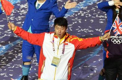 中国代表团在闭幕式上入场