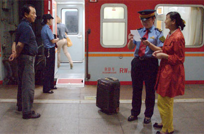 老故事30年后重演 通讯员巧变主人公