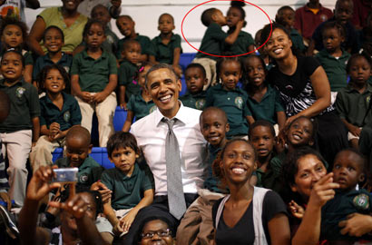 小男孩与奥巴马合照时强吻女同学抢镜