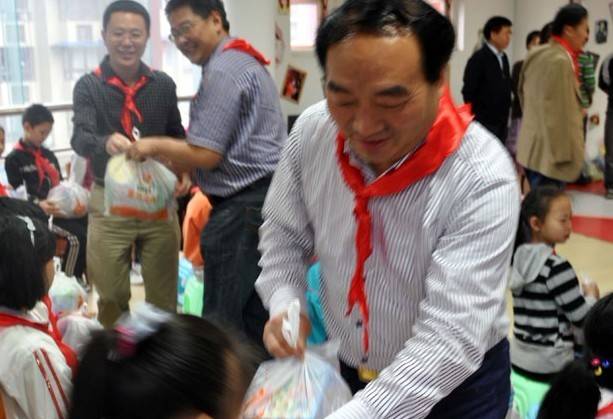 雷政富工作照图片