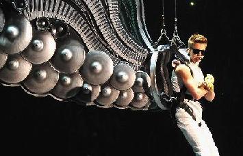 一周看天下：牛奶也暴力 云中漫游