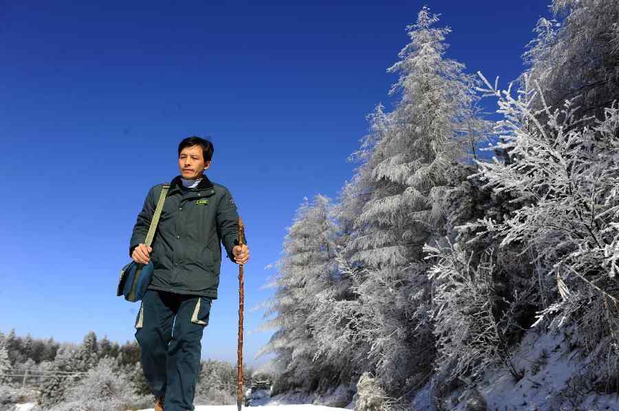 [新华视点] 悬崖峭壁上的&ldquo;拐杖信使&rdquo;