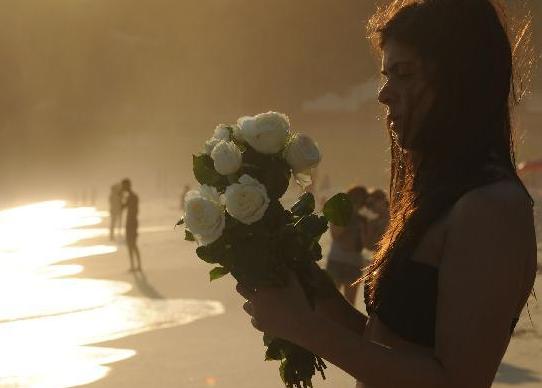 一周看天下 ： 少女、鲜花、落日
