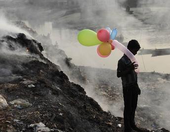 一周看天下：垃圾中的色彩 &ldquo;裸体&rdquo;公害