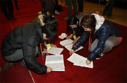 记者领到报告之后