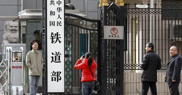 铁路系统职工在铁道部门前拍照留念