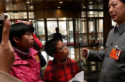 【两会&middot;花絮】小记者跑两会