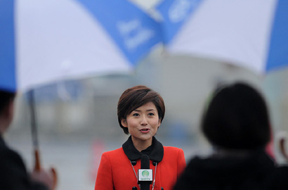 雨中两会即景：&ldquo;伞下风景线&rdquo;&ldquo;专注&rdquo;