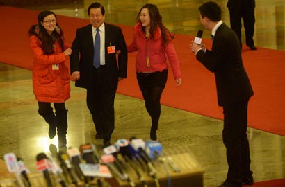 话筒架前的故事