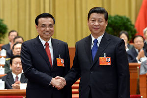 习近平同李克强亲切握手