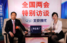 全国政协委员周文彰做客新华网、中国政府网设在大会堂的访谈间
