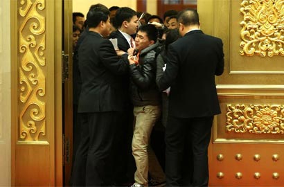 国务院总理李克强等即将与中外记者见面