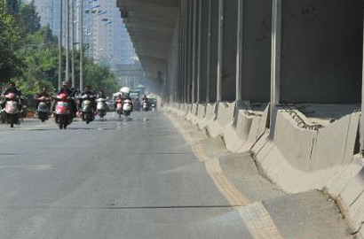 昆明驚現&ldquo;波浪路&rdquo; 市民騎行如衝浪