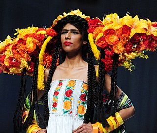 巴基斯坦時裝周 巨型鮮花發飾霸氣十足