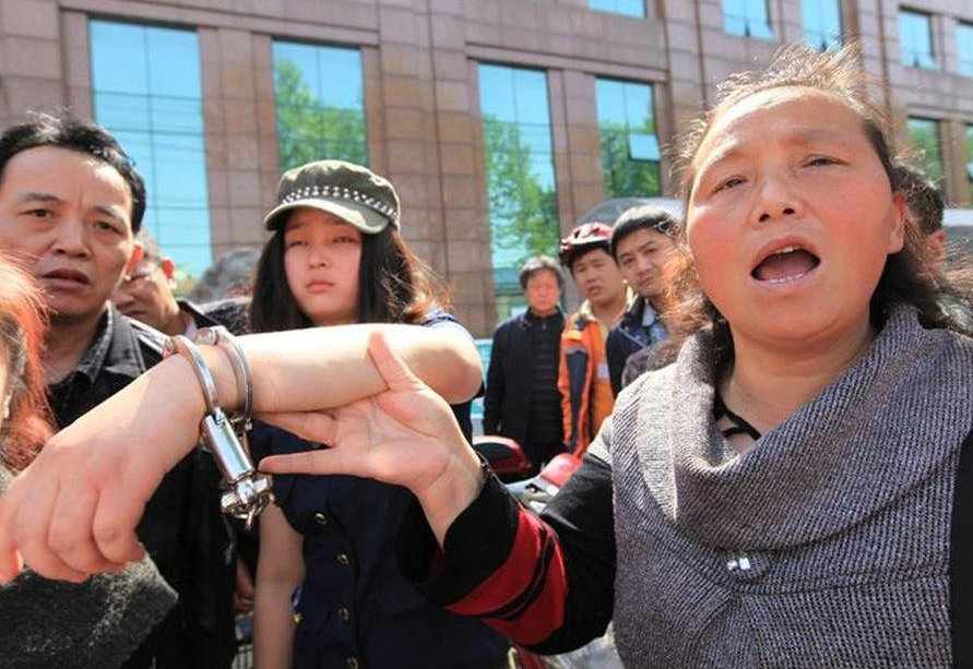 網曝少女在武漢做好事反被警察拷打 警方道歉