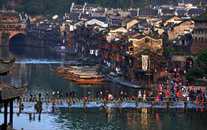 五一前景區逆民意"漲"聲一片 鳳凰終結"免票"引波瀾