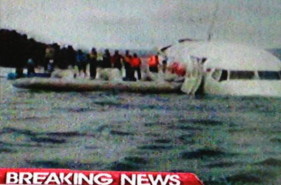 巴厘島一飛機衝出跑道掉落海裏 所有乘客成功逃生