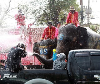 泰國大城府民眾歡度宋幹節 騎大象潑水歡樂多