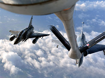 法國陣風戰機空中加油霸氣無比