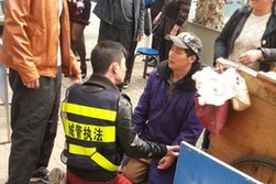 武漢攤販因車輛被扣下跪求情 城管與其&ldquo;對跪&rdquo;