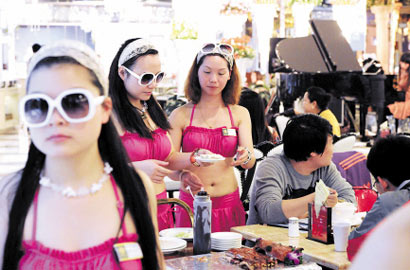 長沙一餐廳要求員工穿比基尼上班