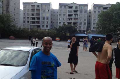 北京全運男籃四川比賽遇地震 隊員裸身外出避震