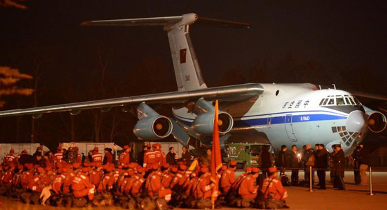 空軍2架伊爾-76運輸機飛赴災區