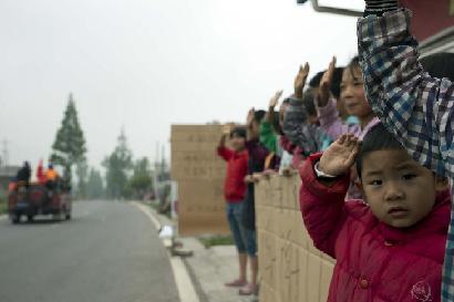 向救援人员敬礼！