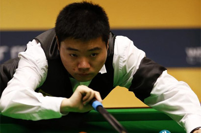 丁俊暉佩戴黑紗出戰世錦賽 悼念蘆山地震罹難者