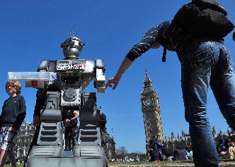 倫敦議會廣場機器人&ldquo;示威&rdquo; 呼吁禁止使用無人機