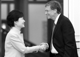 蓋茨手插褲兜與韓國總統握手 被韓媒批無禮