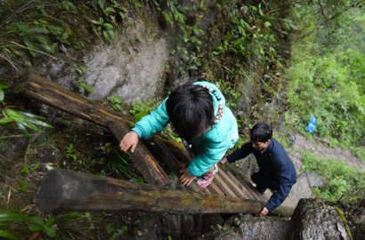 &ldquo;天梯上学路&rdquo;顶端的百姓心声