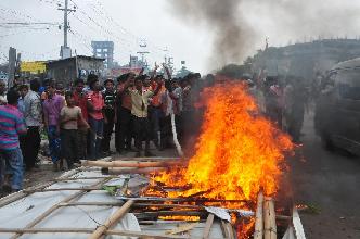 孟加拉國塌樓事故遇難者達332人 制衣工人抗議倒塌事故