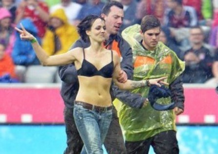 賽場驚現美女球迷裸奔