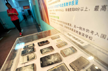 学生玩手机老师就砸烂 武汉一学校&ldquo;校规&rdquo;引争议