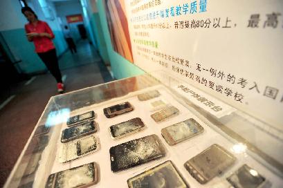 学生玩手机老师就砸烂 武汉一学校&ldquo;校规&rdquo;引争议