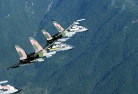 中国空军涂新伪装色苏-30编队巡航领空