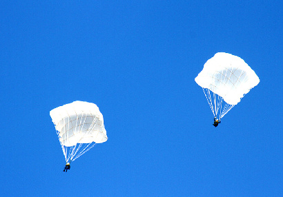 中国空军新一批歼击机飞行学员完成首次空中跳伞