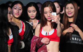 CBA啦啦队&ldquo;舞林争冠&rdquo; 赛场下的啦啦队姑娘们