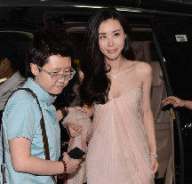 王石女友田朴珺公开亮相