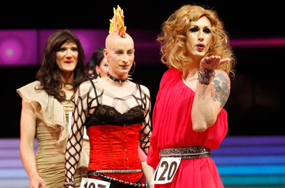 德国男扮女装走秀比赛 尽显妖娆妩媚