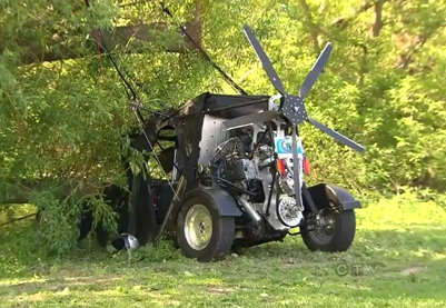 美国公司造&ldquo;飞车&rdquo;升空 降落时出故障坠入树丛