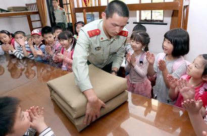 幼儿园师生体验警营生活