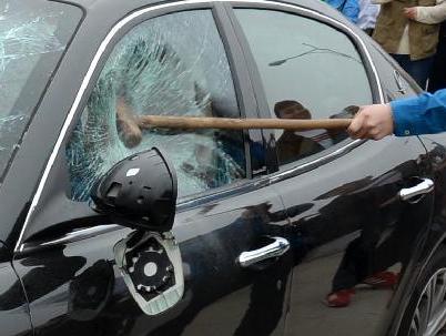 260万玛莎拉蒂车主青岛车展现场砸车