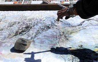 国画家莫华生泼墨&ldquo;天湖&rdquo;