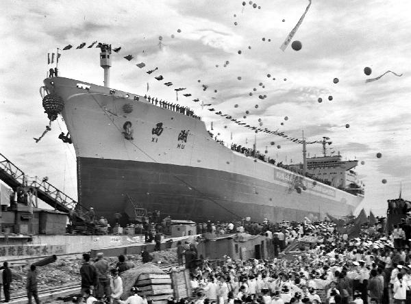 历史上的8月23日：中国自行建造的第一艘5万吨级远洋货轮下水